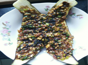 在上酱料之前先将茄子蒸十分钟，这样好入味，之后把调好的酱料均匀铺在茄子上。