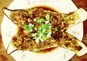 将上好酱料的茄子上锅蒸20分钟即可。有烤箱的朋友，可以烤制，味道更佳。