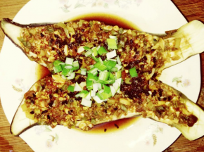 将上好酱料的茄子上锅蒸20分钟即可。有烤箱的朋友，可以烤制，味道更佳。