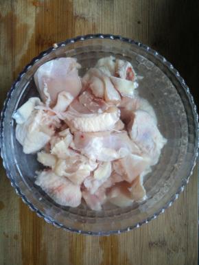 将鸡腿切段，用清水浸泡20分钟左右。