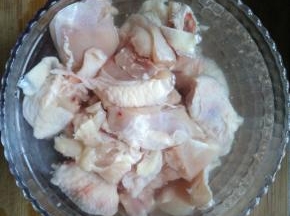 将鸡腿切段，用清水浸泡20分钟左右。