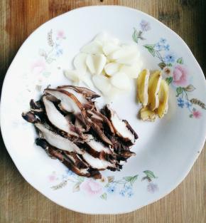 姜蒜切片，香菇切条