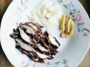 姜蒜切片，香菇切条