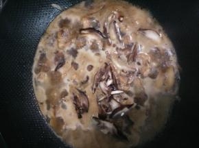 之后加入3勺生抽、两勺老抽、两勺料酒翻炒上色。之后加开水没过鸡肉，水烧开之后撒上香菇，调成小火炖30分钟。（要时不时的搅动一下避免粘锅）如果喜欢甜辣口味，可以加入冰糖和干辣椒。
