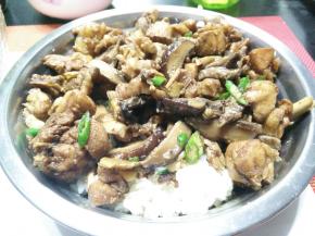 水烧的差不多的时候就可以关火出锅了，在上面撒上小米辣。