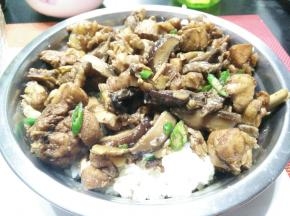 水烧的差不多的时候就可以关火出锅了，在上面撒上小米辣。