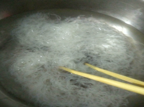 将细米粉放锅里用开水煮开，控干水分待用。
