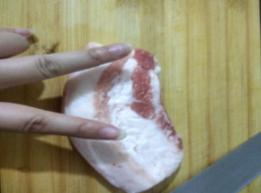 将蒜头做成蒜蓉。五花肉切边、小白菜切细洗净待用。