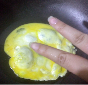 用酱油、一勺糖、盐、加温开水调成汁待用。锅烧热，少许油，放入鸡蛋炒碎。装盘待用。