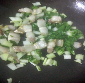 锅加油烧热后加入蒜蓉，香味起来后加入五花肉放入爆炒，后加入切好的小白菜，炒熟后转小火加入细米粉，加入之前调好的汁，小心翻炒。