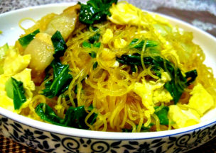 倒入鸡蛋翻炒几下即可。