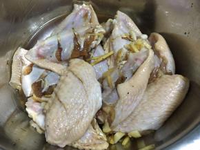 鸡翅背面斜切两刀，正面扎若干孔。用姜丝、蒜瓣、生抽、料酒腌制30分钟。