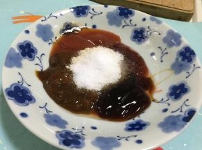 调制酱汁。两勺叉烧酱（李锦记），两勺番茄酱，两勺蚝油，两勺生抽（海鲜酱油），一勺黑椒汁（李锦记），一勺海天黄豆酱，糖，可以不用放盐然后搅拌混合。如果喜欢吃辣的，制作酱汁的时候，加入两勺韩式辣椒酱，应该也不错。口味更重的，试试老干妈？