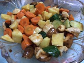 蔬菜切滚刀块，加入酱汁拌匀。