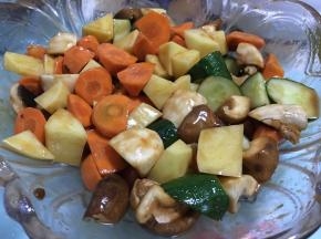 蔬菜切滚刀块，加入酱汁拌匀。