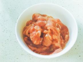 将适量盐、蛋清、芡粉、料酒加入肉片拌匀，放置10分钟