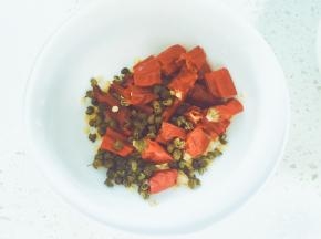 辣椒切段，加适量花椒粒