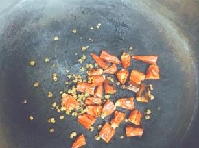 将辣椒和花椒放入锅中翻炒至棕红色，盛出备用（炒出香味，不要炒糊咯）