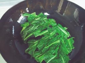 莴笋下油锅翻炒（略炒一下就好，炒久了就不脆了）盛出放碗底备用。