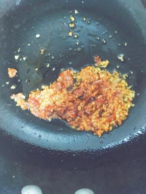 姜蒜末加豆瓣酱适量，锅中放油将其进行翻炒出香味，加适量水（吃饭的小碗约一碗半的水量）放几根葱段大火煮开，然后放适量盐、味精、鸡精、生抽一勺、醋半勺、白糖适量。最后将肉片下锅煮好（肉片煮至翻白即可，不然会老）连同汤底一起装入放有莴笋的碗里。