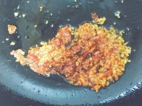 姜蒜末加豆瓣酱适量，锅中放油将其进行翻炒出香味，加适量水（吃饭的小碗约一碗半的水量）放几根葱段大火煮开，然后放适量盐、味精、鸡精、生抽一勺、醋半勺、白糖适量。最后将肉片下锅煮好（肉片煮至翻白即可，不然会老）连同汤底一起装入放有莴笋的碗里。