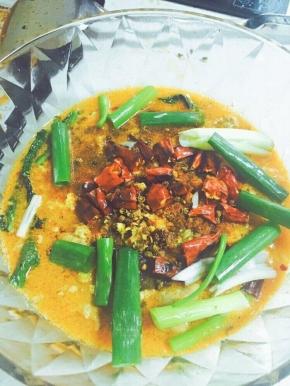 在肉片上放辣椒粉、花椒粉、适量姜末、蒜末、葱段铺在肉片上。锅里另放适量油（不能太多，不然汤低会很油腻）将辣椒粒、花椒粒放入炒香，在油温没有下来时，迅速将油浇在铺好的辣椒上。OK，水煮肉片华丽完成咯.
