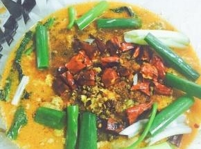 在肉片上放辣椒粉、花椒粉、适量姜末、蒜末、葱段铺在肉片上。锅里另放适量油（不能太多，不然汤低会很油腻）将辣椒粒、花椒粒放入炒香，在油温没有下来时，迅速将油浇在铺好的辣椒上。OK，水煮肉片华丽完成咯.