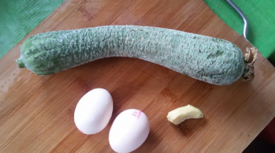 准备食材丝瓜、鸡蛋、姜