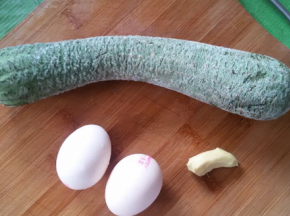 准备食材丝瓜、鸡蛋、姜