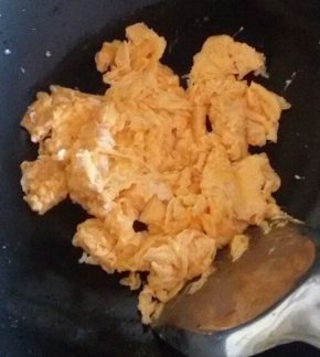 锅里热油，鸡蛋调好下锅炒好备用