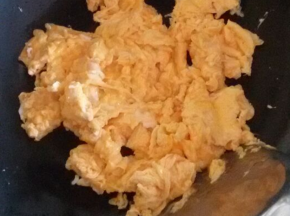 锅里热油，鸡蛋调好下锅炒好备用