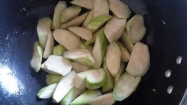 炒锅倒入少量油，烧热后放内姜末炒，再放入丝瓜一起炒