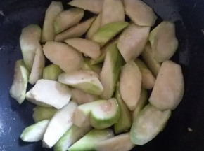炒锅倒入少量油，烧热后放内姜末炒，再放入丝瓜一起炒