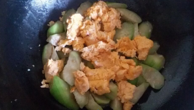 待丝瓜炒熟后加入炒好的鸡蛋继续翻炒