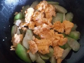 待丝瓜炒熟后加入炒好的鸡蛋继续翻炒