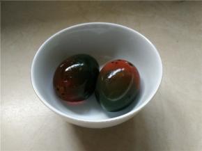 将两个松花蛋剥皮，放在一个小碗里待用
