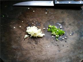 将一个辣椒和一瓣蒜切成辣椒末和蒜末