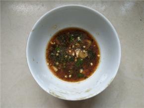 将刚切好辣椒末和蒜末放入小碗中，加入盐、生抽、芝麻油、醋和少许冷开水，调和成酱汁