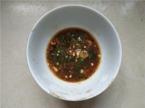 将刚切好辣椒末和蒜末放入小碗中，加入盐、生抽、芝麻油、醋和少许冷开水，调和成酱汁