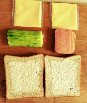 吐司上均匀涂抹少量沙拉酱，如果不喜欢吐司边的，可以切掉。