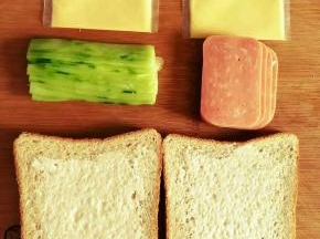 吐司上均匀涂抹少量沙拉酱，如果不喜欢吐司边的，可以切掉。