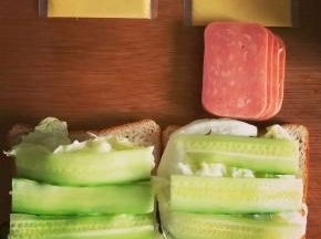 将洗净控水晾干的圆生菜平铺吐司片上，涂抹少许沙拉酱后，上面叠放黄瓜片。