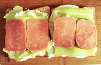 将涂抹少许沙拉酱的火腿片依次叠放。