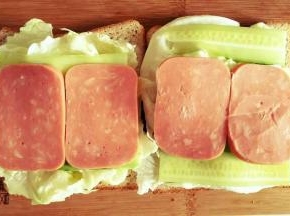 将涂抹少许沙拉酱的火腿片依次叠放。