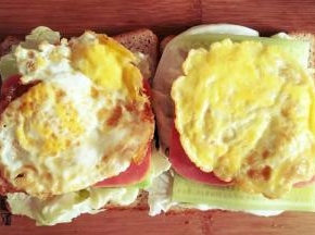 此时去热油煎鸡蛋，为了避免鸡蛋腥味过重，可在油温烧至较高时放入鸡蛋，小火煎至个人喜爱的状态，用吸油纸吸油后放置火腿片上。
 
