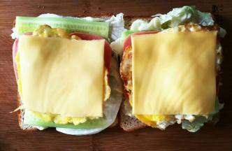 趁鸡蛋热时，叠放芝士片，鸡蛋的热量融化芝士片，浓浓的芝士味挑逗味蕾。
 

