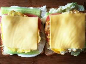 趁鸡蛋热时，叠放芝士片，鸡蛋的热量融化芝士片，浓浓的芝士味挑逗味蕾。
 
