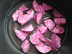 紫薯削皮切块，放入锅中，加入适量水开火煮。