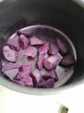 水开后继续煮，直至紫薯完全熟软，水刚好煮干。	