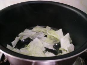 盛出紫薯捣成泥，将卷心菜撕成小片儿，煮3分钟左右盛出。